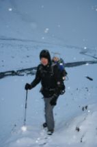 Wandern im verschneiten Tal